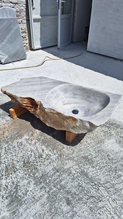 Мивка от естествен мрамор