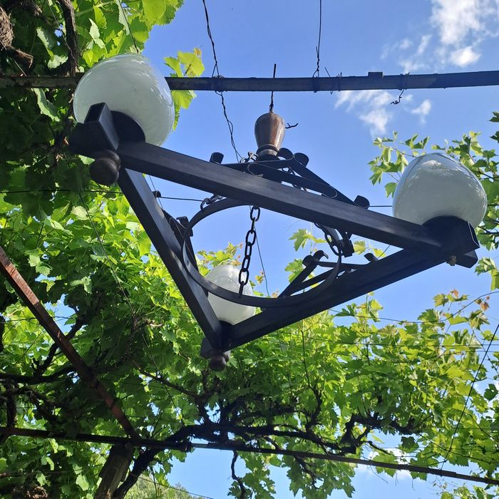 Полилей от ковано желязо и дърво