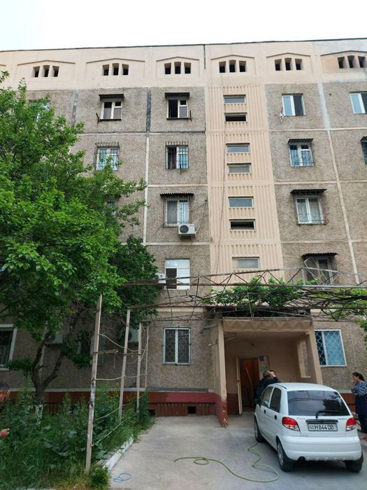 Uy sotiladi Qoratoshda 1 etaj 3 xonali.