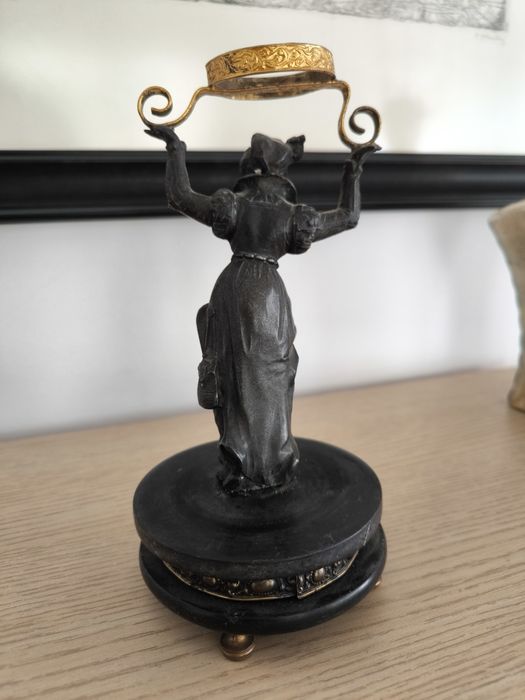 Бронзова статуетка – дама с венец