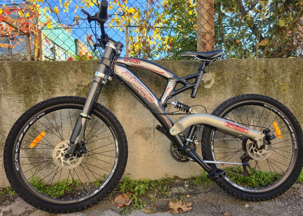 Мекица 26цола Двукоронна вилка, дискови спирачки 27 скорости  Cross