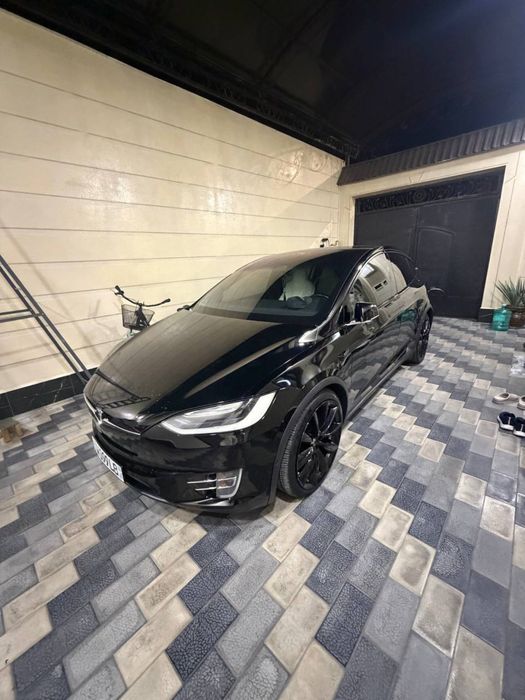Tesla model X . Amerikadan kegan. 2017-yil. 13000. Km yurgan.