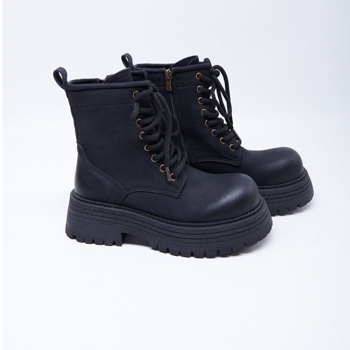 Стильные ботинки на массивной подошве