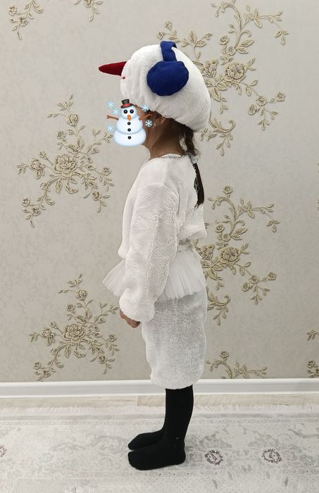 Жаңа жылдық киім сатылады.