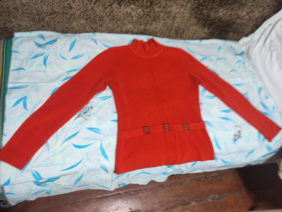 Продаются  пуловеры женские и свитер с горлом