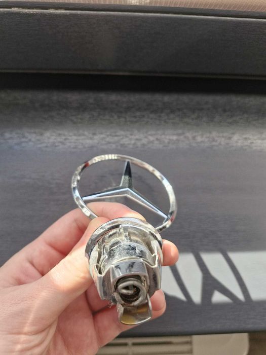 Capota - aripa dreapta - stema / sigla - Mercedes e-class w212 - 2012