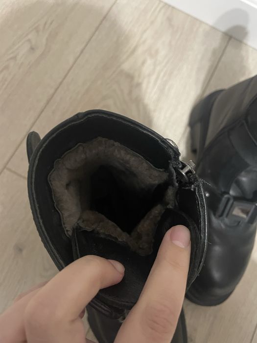 Черные зимние ботинки