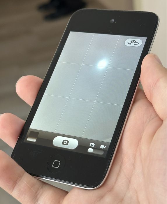 Apple iPod Touch (4th generation) 8GB – работещ + кабел