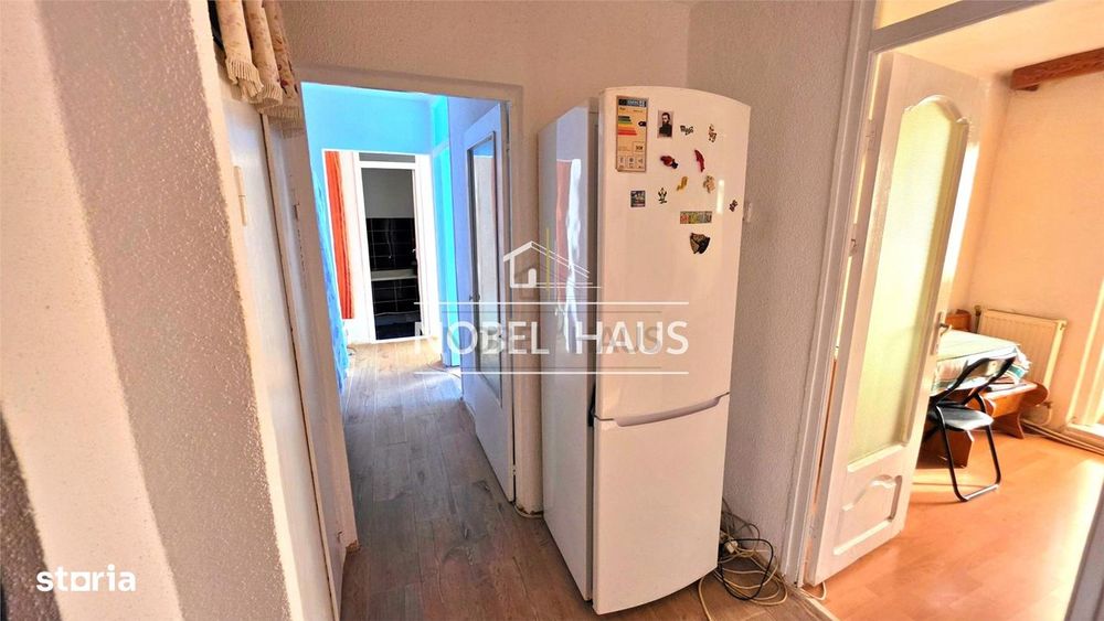 Apartament 3 camere, decomandat, etajul 4, zona Gura Leului
