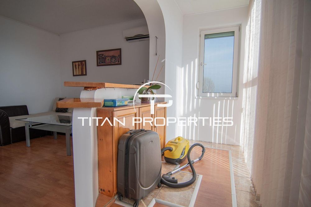 Тристаен апартамент в жк. Тракия