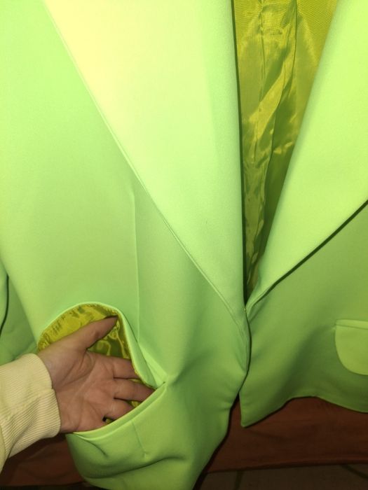 Дамско сако електриково зелен цвят.