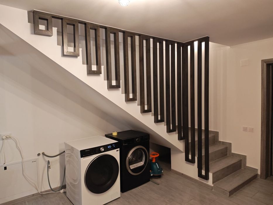 Scări, balustrade și riflaje din lemn masiv.
