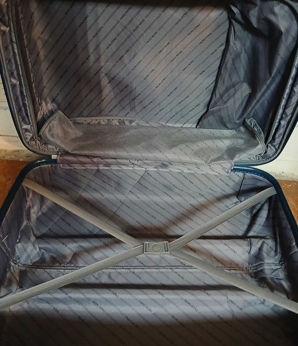 Куфар голям твърд с дръжка на колела