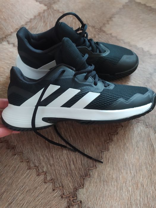 Продам кроссовки Адидас