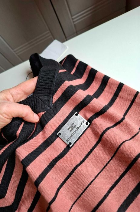 2 броя нови с етикет  дамски блузи по 10лв.