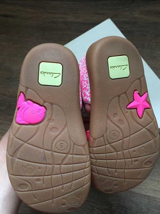 Босоножки, сандалии на девочку Clarks. Новые.