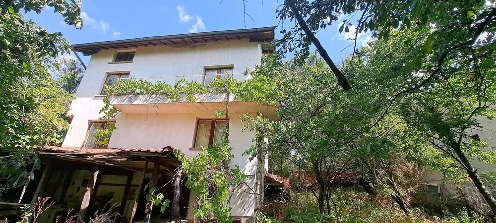 Продава се масивна 2-етажна къща в село Расник, област Перник