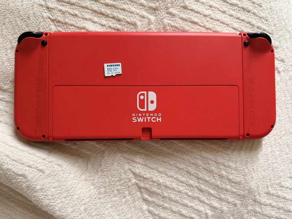 Консоль Nintendo Switch OLED в красном цвете
