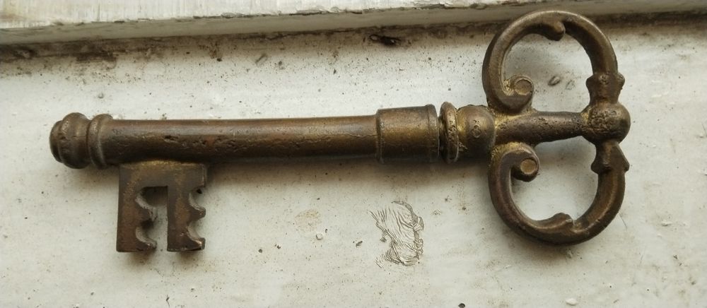 Тирбушон от месинг във форма на голям ключ