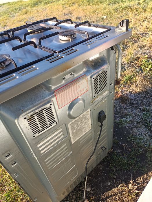 Vând aragaz cu aprindere electrica 60cm/60cm