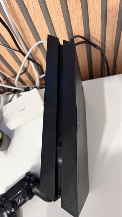Consola PS4 impecabila  + toate cablurile