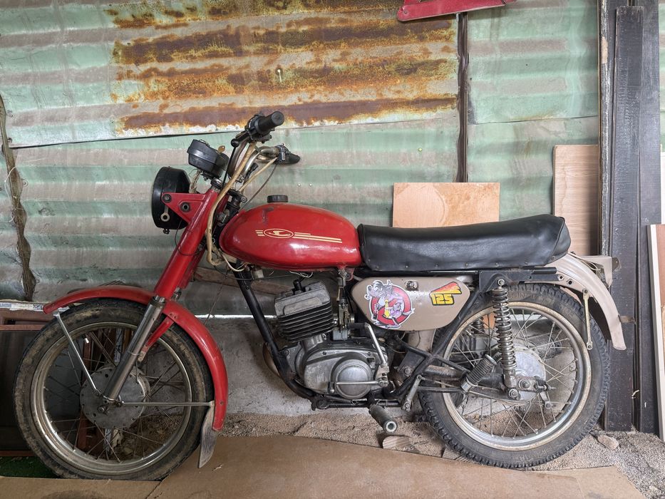 Продава се мотоциклет Минск за части.