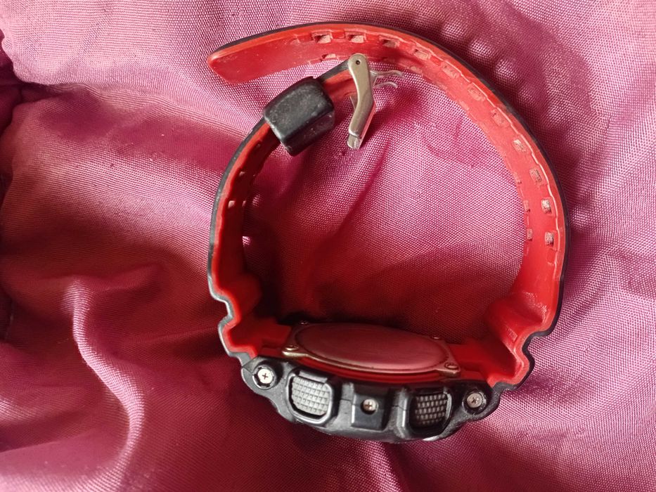 Продавам часовник casio GA-110HR