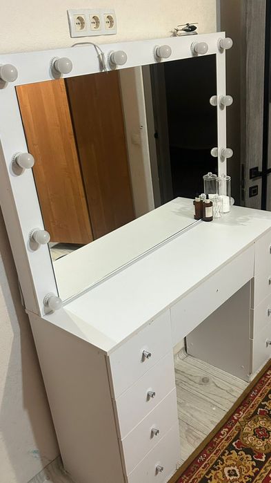 Продам туалетный столик