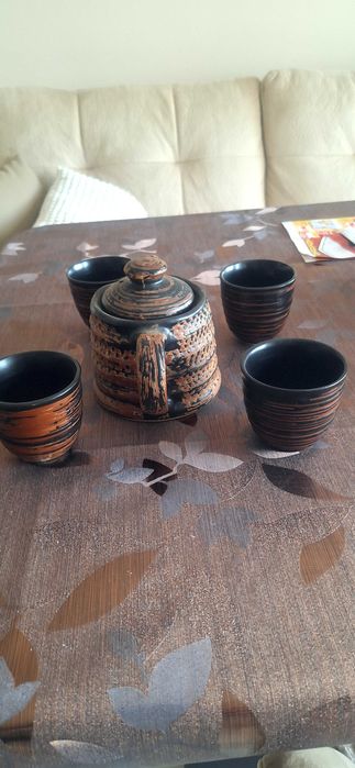 Продавам  комплект  керамичен чайник  с цедка и 4 чаши