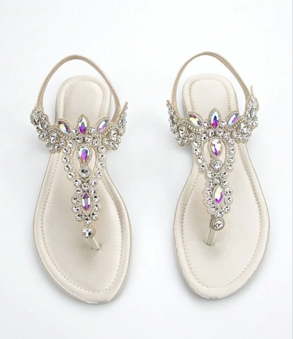 Чисто нови сандали