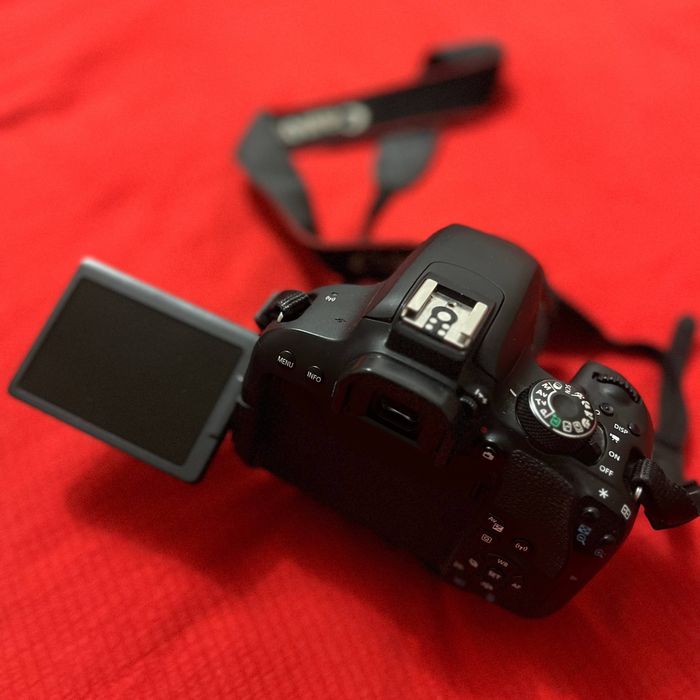 Canon 800D sotiladi