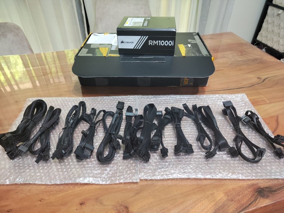 Продавам работещо захранване Corsair RM1000i - 80 PLUS Gold