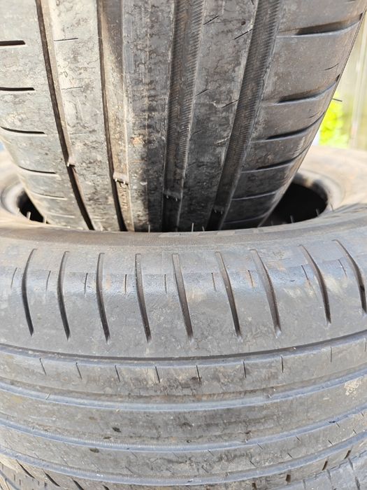 Vând două anvelope