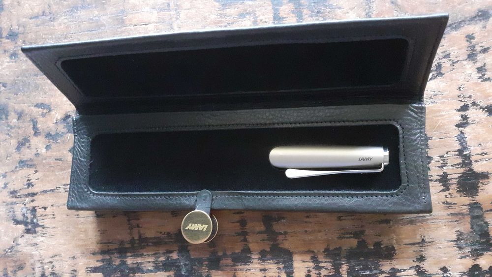 калъф за пишещи аксесоар, Лами Lamy, естествена кожа и позлатен копче