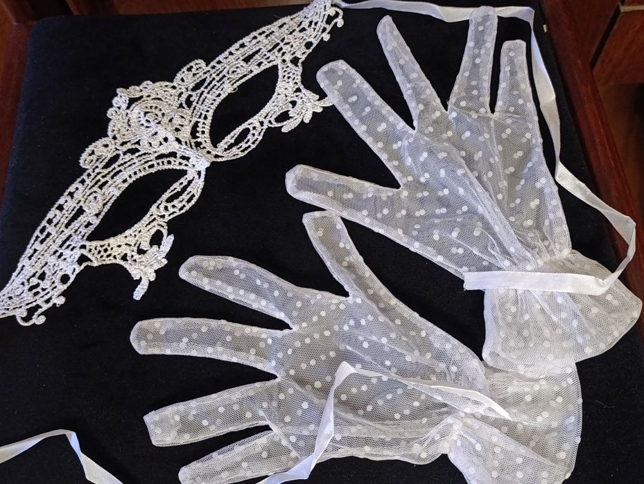 Комплект белая карнавальная маска и перчатки