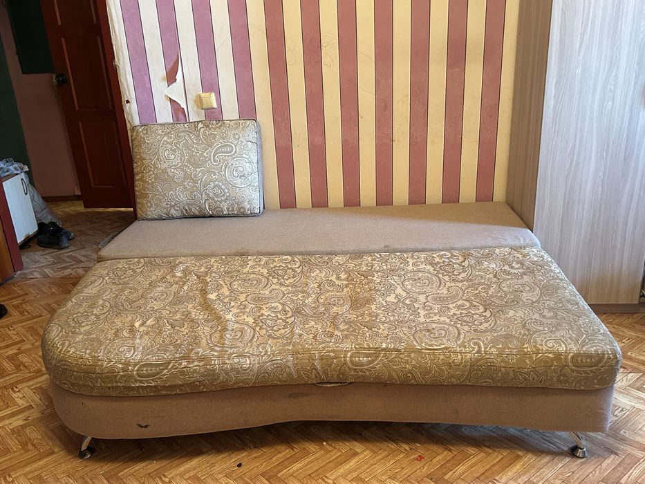 Диван с двумя подушками