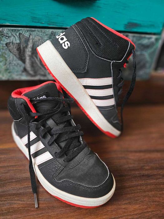 Кецове Адидас-черно и червено