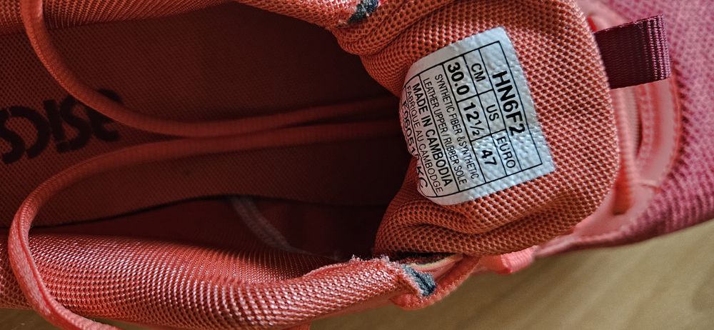 Маратонки асикс.