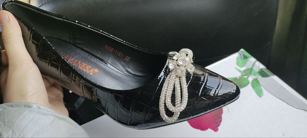 Tufli sotiladi 37 razmer bir marta kiyilgan .