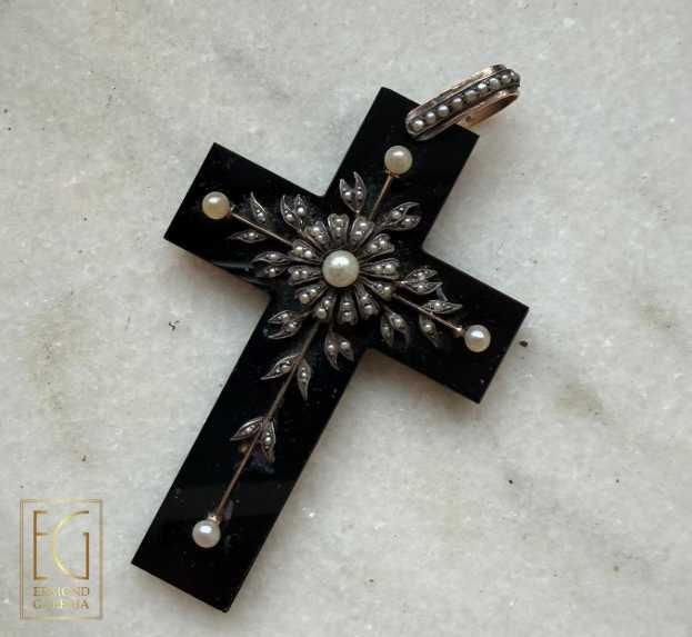 Pandantiv cruce din onix, decorat cu perle