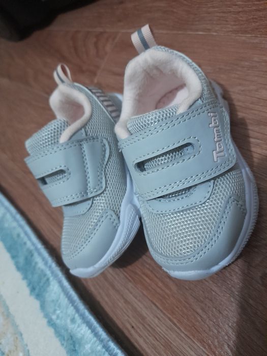 Продам детские крассовки