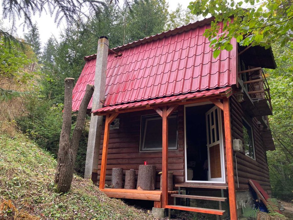 Vand(sau schimb cu apartament in Arad) 2 cabane si un teren pt. parcare,in Apuseni( Arieseni-Garda) la 100m de DN75.