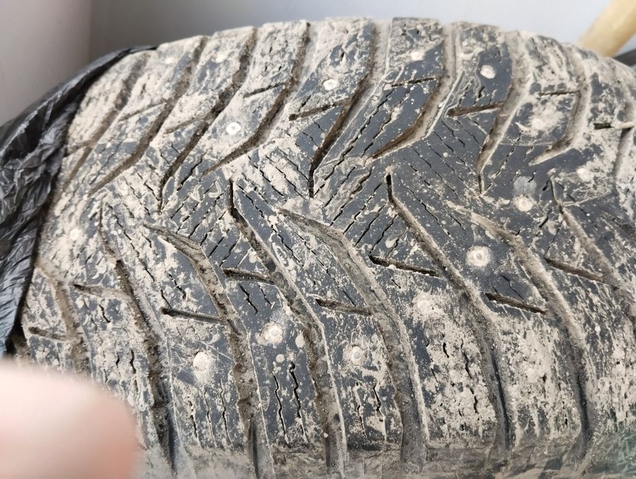 Продам резину шипованую  Kumho  Корея