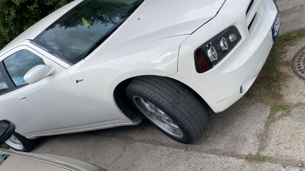 Vând Dodge charger