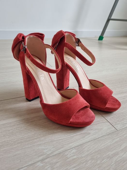 Продам босоножки