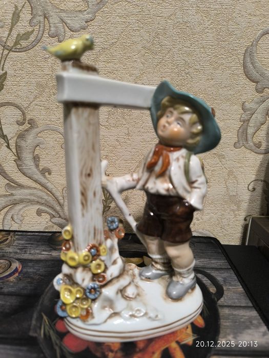 Фарфоровая статуэтка.