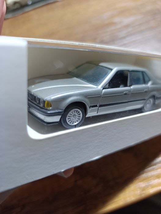 Коллекционная модель BMW 7 series (E32), масштаб 1:43