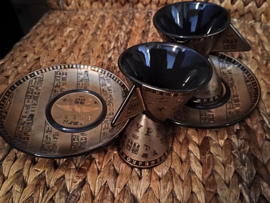 Cesti de cafea  cu motive egiptene