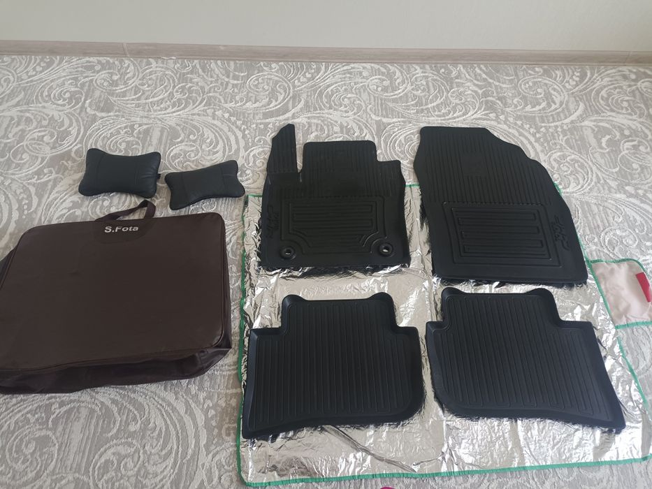 Продаются коврики, аксессуары на машину Тойота