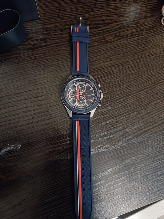 часы Tommy Hilfiger.